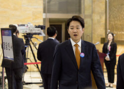 '30억 날렸다' 평가 속…이준석, 대선 완주로 '대안 보수' 존재감