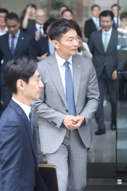 [포토]금융감독원 떠나는 이복현                                                                                                                                                                          