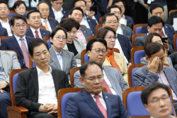[포토]국민의힘 의원총회, '무거운 분위기'                                                                                                                                                      