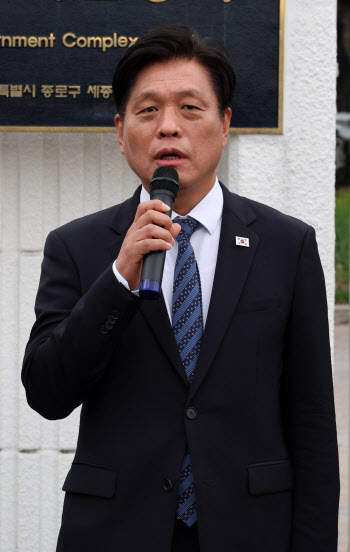 아직 중단 안된 李대통령 형사재판…민주 