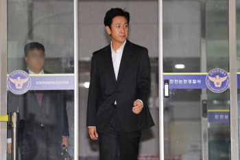 배우 이선균 수사정보 유출한 경찰관·검찰 수사관 기소