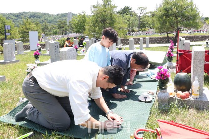 '나라를 위한 희생 잊지 않겠습니다'                                                                                                                                                      