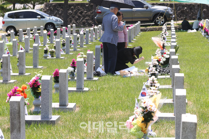 현충원에서 참배하는 시민                                                                                                                                                                          
