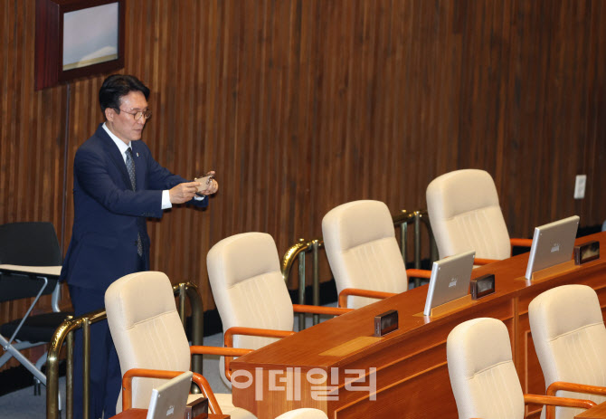 김민석, '이재명 대통령이 앉았던 자리 찰칵'                                                                                                                                              