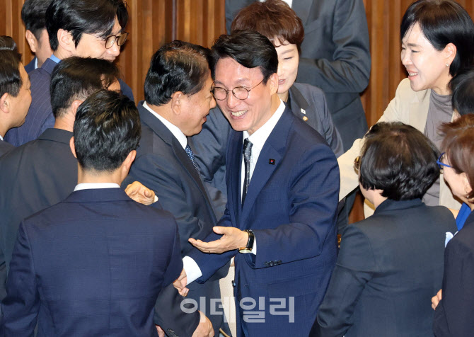국무총리 내정, '축하받는 김민석 의원'                                                                                                                                                   