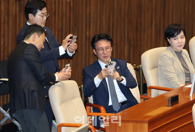 '이재명 대통령'이 앉았던 자리 촬영하는 박찬대-김민석                                                                                                                                    