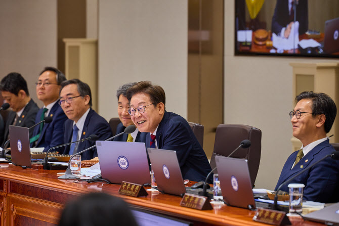길어지는 국무회의에 김밥으로 점심                                                                                                                                                                       