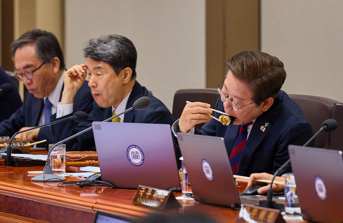 국무회의 중 점심식사하는 이재명 대통령                                                                                                                                                                  