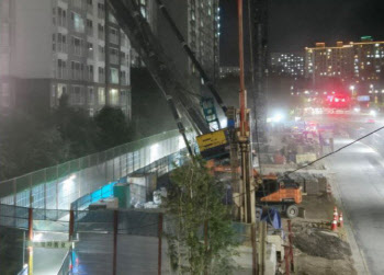 인덕원~동탄선 공사장 크레인, 아파트 덮쳐…수십명 대피