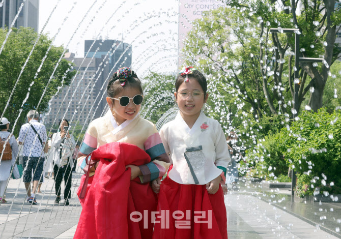 무더위 잊게 해주는 광화문분수대 