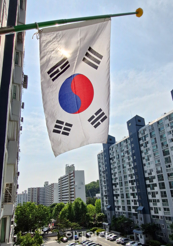 조기로 걸린 태극기                                                                                                                                                                                