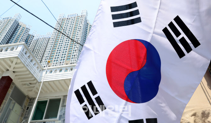 실종된 신축건물 태극기                                                                                                                                                                            