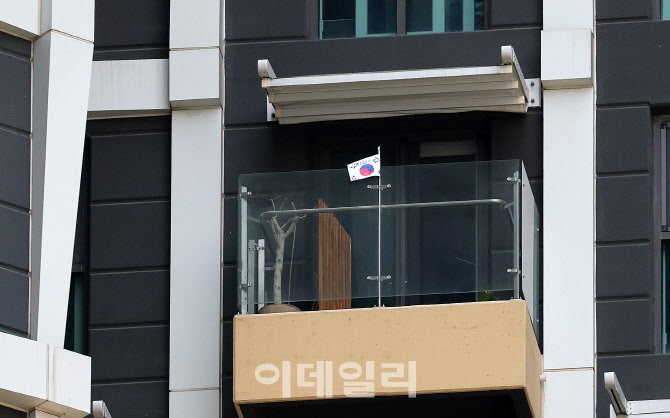 국기 게양대 없는 신축 건물
