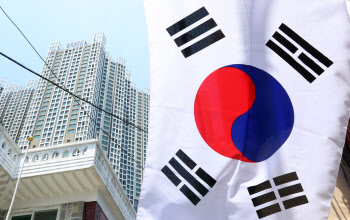"태극기 걸고 싶어도 못 걸어요"…게양대 사라진 신축 아파트들