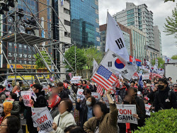 대통령 바뀐 첫 주말…“尹 구속”vs“尹 어게인” 맞불 집회