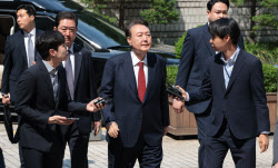 &apos;&apos;묵묵부답&apos;&apos; 尹, 대선 후 첫 법정 출석…입장 밝힐까