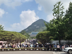 “李 돌아오기 전 막차 타자”…청와대로 몰려든 시민들