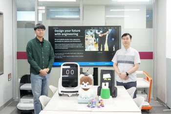 툭 쳤더니 사람처럼 &apos;화들짝&apos;…교감하는 로봇 나온다