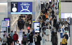중국인 관광객 몰려온다…인천공항 中노선 다시 &apos;북적&apos;