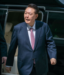 [포토] 내란 우두머리 혐의 사건 6차 공판 출석하는 윤석열 전 대통령                                                                                                                                       