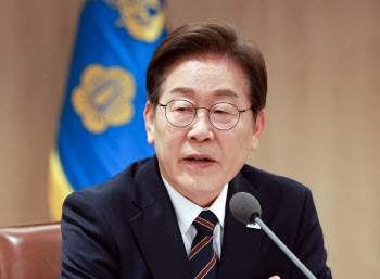 李대통령 파기환송 재판 중지…법원 "헌법 84조 따른 조치"