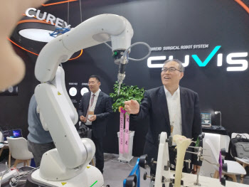 Spine Robot Wars: Curexo Rises as Global Giants Fall