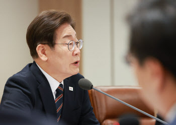"한국 대통령 X, 왜 아직도 윤석열?"...李, 댓글에 움직이자