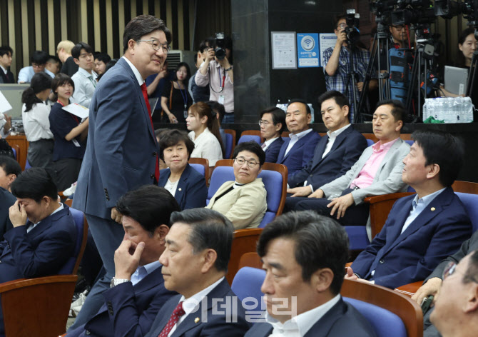 '의총장 나서는 권성동 원내대표' 