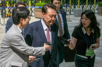 윤석열, “대통령이 의원 끌어내라 지시” 증언에 침묵 깨고 반박