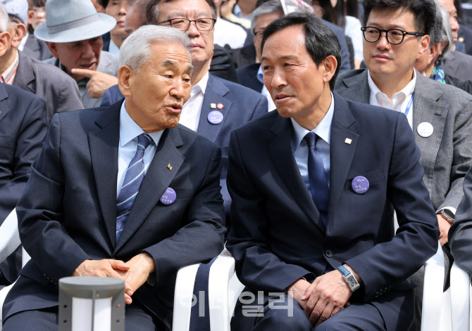 이야기 나누는 이재오 이사장-우상호 정무수석                                                                                                                                                       