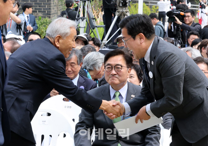 인사 나누는 이재오-박찬대                                                                                                                                                                         