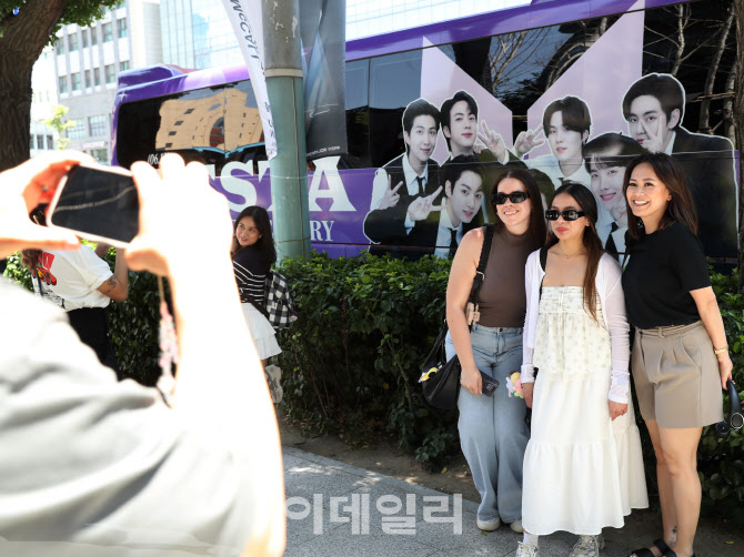  BTS 래핑버스 앞에서 기념촬영                                                                                                                                                                     