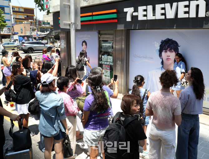  편의점 앞 사진 찍기                                                                                                                                                                              