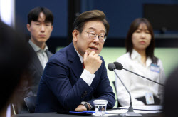 “나도 휴면 개미”…李대통령 “형이라 생각하고 편하게 해요”