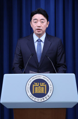 대통령실 “강훈식 비서실장, 과로로 쓰러진 직원 병문안”(상보)