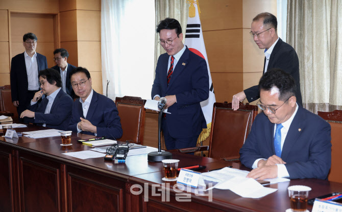  경청 간담회 참석하는 총리 후보자 