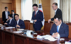 [포토] 경청 간담회 참석하는 총리 후보자                                                                                                                                                                 