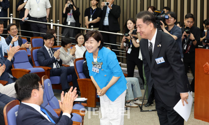 의원들에게 인사하는 김병기-서영교 원내대표 후보                                                                                                                                                   