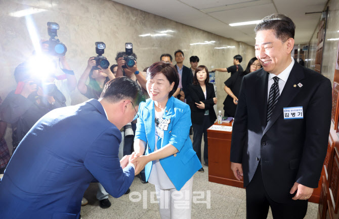 의원들에게 인사하는 김병기-서영교 더불어미누당 원내대표 후보                                                                                                                                      