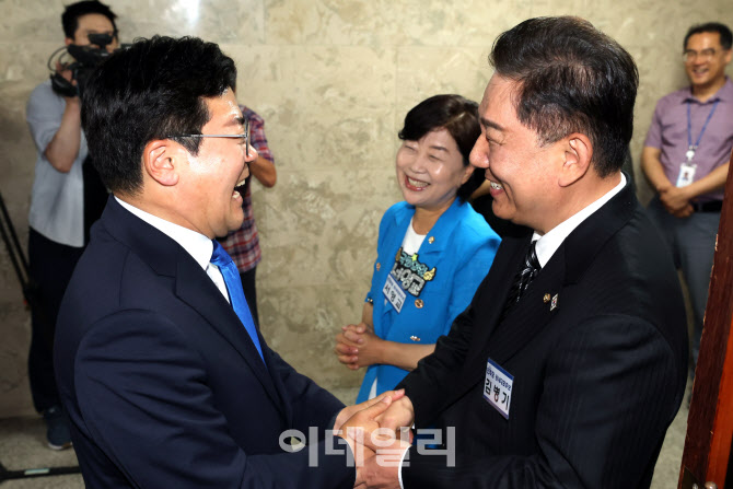 박찬대 원내대표와 인사하는 김병기-서영교 더불어미누당 원내대표 후보                                                                                                                               