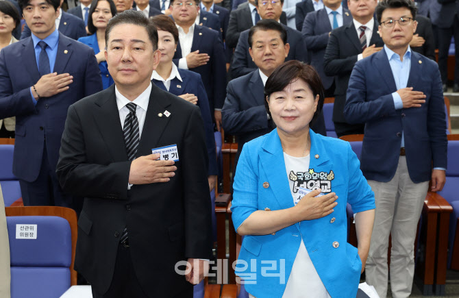 국민의례하는 김병기-서영교                                                                                                                                                                        