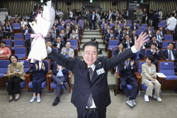 與 새 원내대표에 &apos;김병기&apos;…"상법 개정 신속히 처리"(종합)