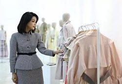 “평상복도 디올”…“취향 뚜렷했다”는 김건희에 쏟아진 명품 선물
