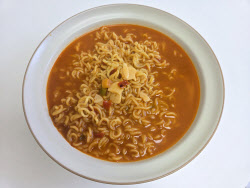 李 