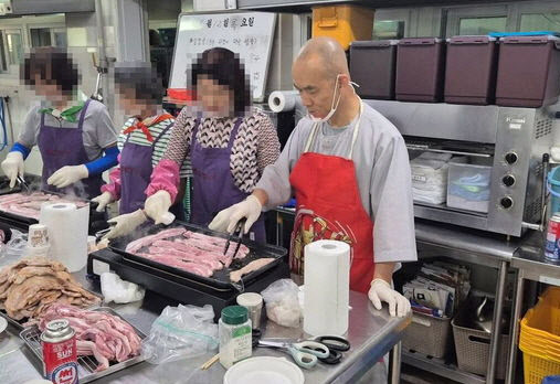성당서 삼겹살 구워준 주지스님…"고기 끊겼다" 소식에 출동