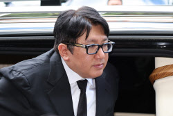 검찰, 방시혁 ‘사기적 부정거래’ 혐의 압수수색 영장 두 번째 반려