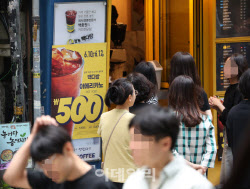 ‘아메리카노 500원’ 백종원표 할인 통했다…매출 65% 증가