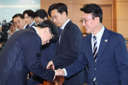 [포토]경제·민생분야 부처 업무보고 참석자들과 인사 나누는 김민석 총리 후보자                                                                                                                            