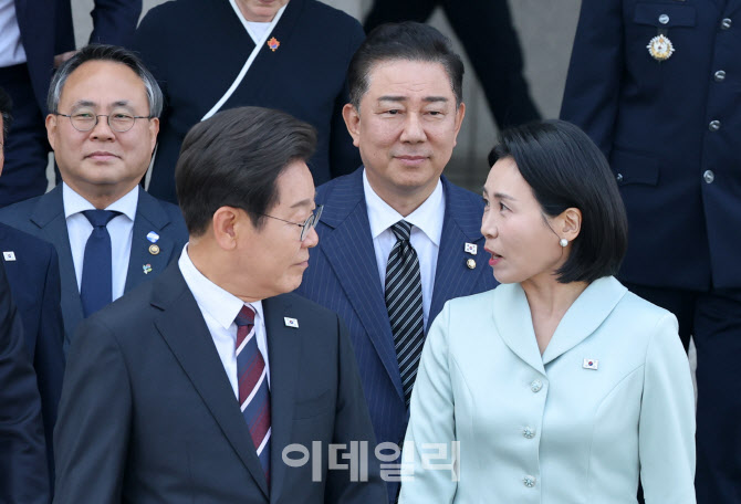 이야기 나누는 이재명 대통령-김혜경 여사                                                                                                                                                           