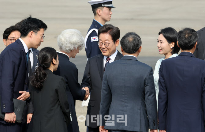 타마라 모휘니 주한캐나다 대사와 이야기 나누는 이재명 대통령 